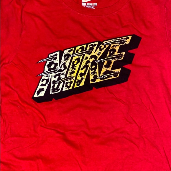 Red Nike athletic graphic tee size Medium - Picture 2 of 4